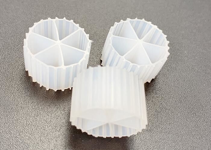 IFAS HDPE Witte kleur MBBR Verplaatsbaar bed Biofilmreactor Luchtingsbak Kabelkors verwijderen
